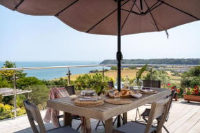 The Spinney - Spectacular views over the bay and close to beach with parking